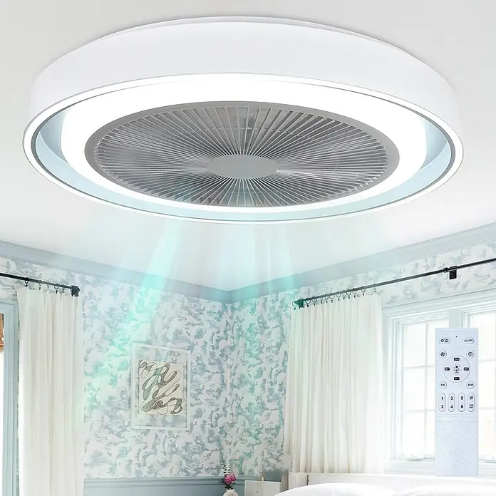 Nettlife Deckenventilator - White, 500 mm, 38 W - Weißer, runder Deckenventilator mit integriertem LED-Licht, der aktiv einen Raum kühlt. Eine Fernbedienung ist ebenfalls sichtbar.