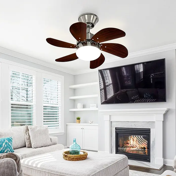 Nettlife Deckenventilator - gray, 750 mm, 57 W - Moderner Deckenventilator mit fünf dunklen Holzflügeln, gebürstetem Nickel-Finish und integriertem LED-Licht im Wohnzimmer installiert.