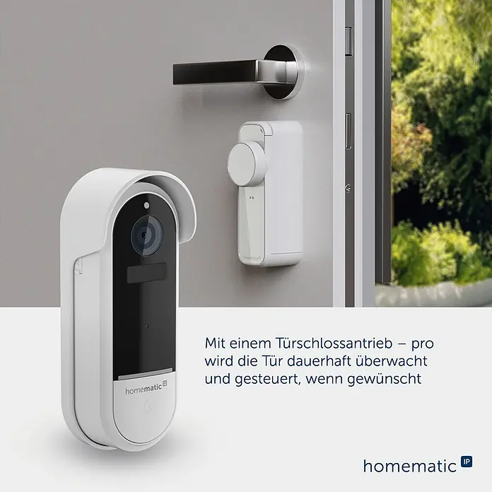 Homematic IP Türklingel mit Kamera Smart Home HmIP-CODB - Weiß - Weiße Smart-Türklingelkamera und Türschlossantrieb an Wand und Tür, zur Überwachung und Steuerung.