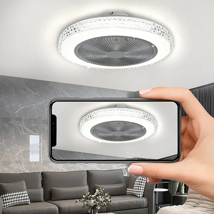 Nettlife Deckenventilator - White, 490 mm, 38 W - Moderner runder Deckenventilator mit LED-Licht und klarer gemusterter Blende, im Wohnzimmer installiert, auch auf Smartphone sichtbar.