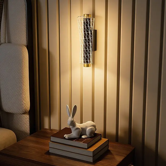 Homcom LED-Wandleuchte - 9 W, Schwarz, Schwarz - Eine elegante Wandleuchte mit goldenem Sockel und gewebtem Metallschirm, die warmes Licht auf eine gerippte Wand über einem Holztisch wirft.