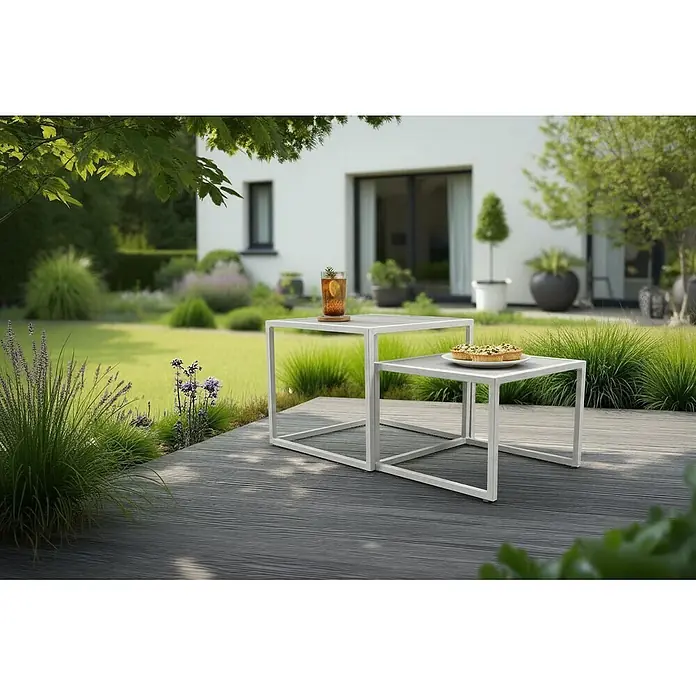 Bene Living Garten-Beistelltisch Dalias - Gesinter Stein, Stapelbar, Quadratisch, Natur - Zwei hellgraue, ineinandersteckbare Beistelltische für den Außenbereich auf einer Terrasse, mit Getränk und Tartes, im Gartenambiente.