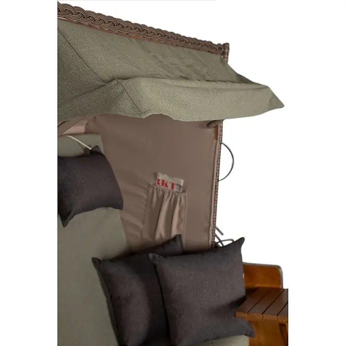 Bene Living Strandstuhl Strandkorb Schleswig Pinie Braun PE Mokka Dessin 553 - 1 Stk., Pinienholz, Polyrattan, Rückenlehne verstellbar, PE Mokka - Grüne Stoffhaube mit brauner Flechtverzierung, dunkelgraue Kissen und beiges Innenfach an einem Strandkorb.