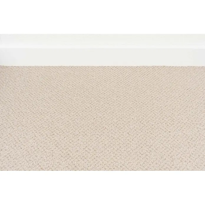 Bricoflor Teppichboden Meterware 8,5x4m, Velours gemustert, hell-beige - Velours, 100 % Polyamid (PA), hell-beige - Heller beigefarbener Teppich mit Textur bedeckt den Boden und trifft auf eine weiße Fußleiste.