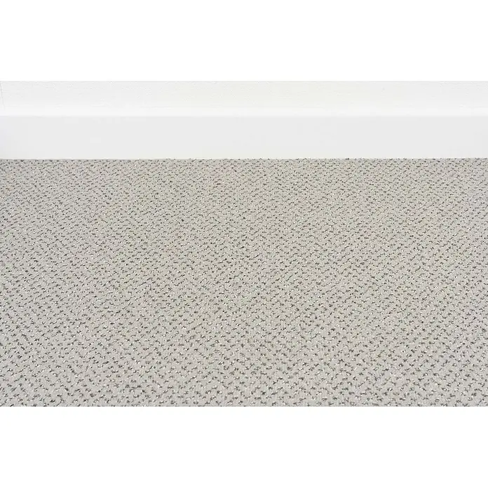 Bricoflor Teppichboden Meterware 6x4m, Velours gemustert, hell-grau - Velours, 100 % Polyamid (PA), hell-grau - Heller, gemusterter Teppich in Hellgrau, der an eine weiße Fußleiste stößt.