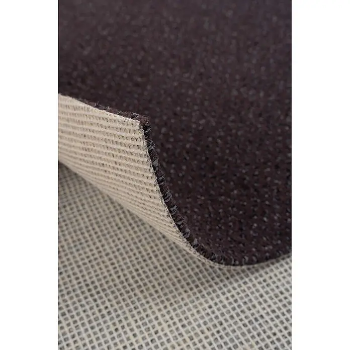 Bricoflor Teppichboden Meterware 8,5x4m, Velours gemustert, anthrazit violett - Velours, 100 % Polyamid (PA), anthrazit violett - Dunkelbrauner texturierter Teppich mit rutschfester Gitterunterseite, eine Ecke ist hochgeklappt.