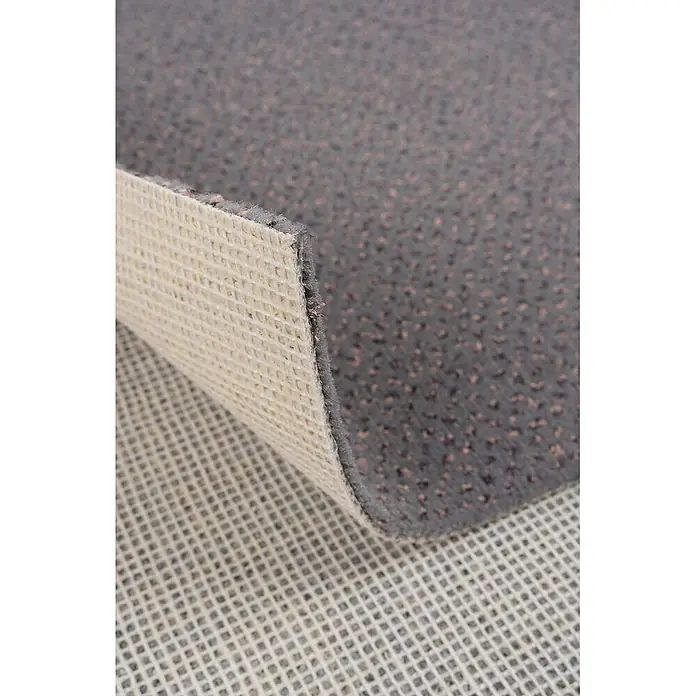 Bricoflor Teppichboden Meterware 2,5x4m, Velours gemustert, grau - Velours, 100 % Polyamid (PA), grau - Dunkelgrauer Teppich, aufgerollt, um seine helle, gitterförmige Anti-Rutsch-Rückseite zu zeigen. Die Rückseite ist auch unter dem Teppich sichtbar.