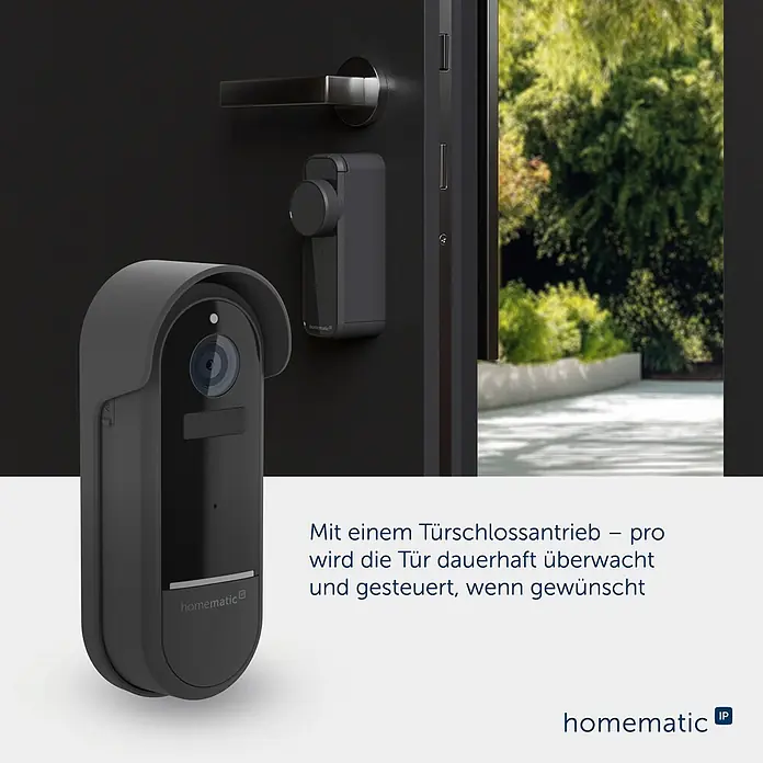 Homematic IP Türklingel mit Kamera Smart Home HmIP-CODB - Anthrazit - Dunkelgraue smarte Türklingelkamera und Türschlossantrieb an einer dunklen Tür, für smarte Haussicherheit.