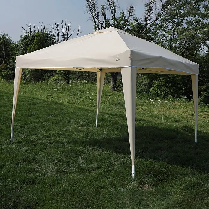 SVITA Steckpavillon PAGO - B x T: 300 x 300 cm, Farbe Dach: Beige - Ein cremefarbener Pop-up-Pavillon mit Metallgestell, auf grünem Gras vor Bäumen aufgebaut.