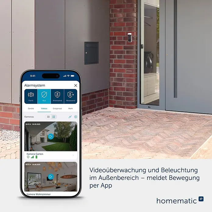 Homematic IP Außenkamera Außenlichtkamera Smart Home HmIP-COL - Weiß, Erfassungsreichweite: 120 m - Smartphone zeigt Smart-Home-App für Videoüberwachung und Alarmsystem vor einem Hauseingang.