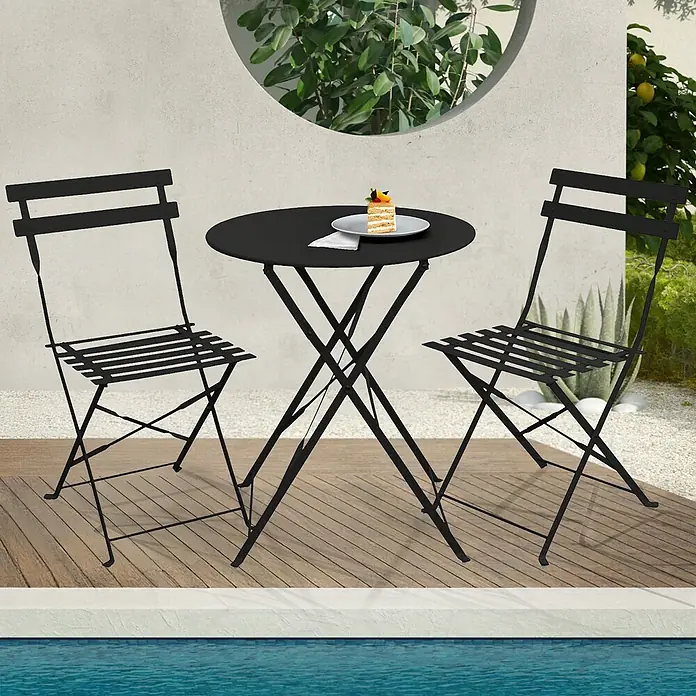 SVITA BERLIN Balkonmöbel Bistroset Garten Metall Klappmöbel Schwarz -  - Schwarzmetall-Bistroset mit Tisch und zwei Stühlen auf Holzdeck am Pool, mit Kuchenstück auf dem Tisch.