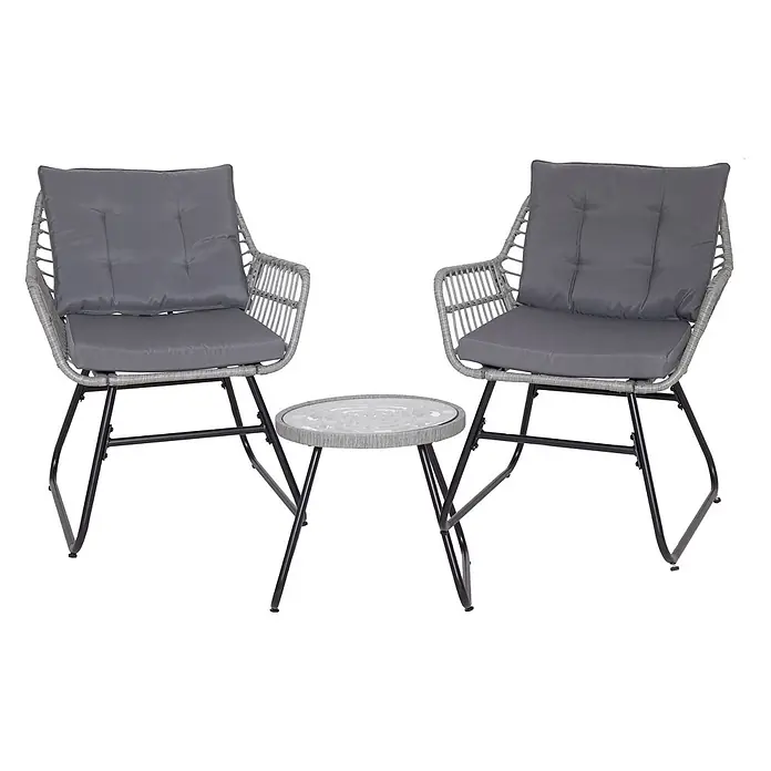 SVITA Balkonmöbel-Set AMALFI - 3 -tlg., Polyrattan, Polyester (180 g/m²) - Graues Polyrattan-Bistroset mit zwei Stühlen mit dunkelgrauen Kissen und einem runden Tisch mit Glasplatte für den Außenbereich.