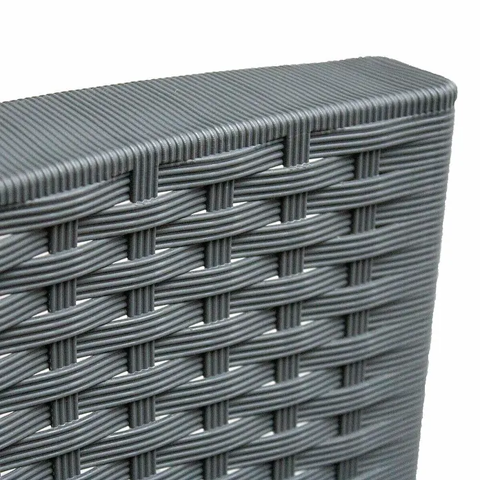 SVITA Balkonmöbel-Set LIMA - 3 -tlg., Pulverbeschichteter Stahl, Polyrattan - Nahaufnahme einer dunkelgrauen geflochtenen Kunststoffoberfläche, Rattan-Optik, auf einem Möbelstück oder Behälter.