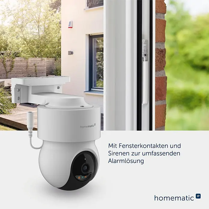 Homematic IP Außenkamera Smart Home HmIP-CO - Weiß - Weiße Homematic IP Überwachungskamera außen an einem Haus montiert, mit weißem Fensterkontaktsensor für Alarmsystem.