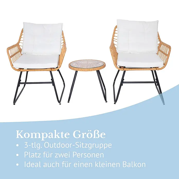 SVITA Balkonmöbel-Set AMALFI - 3 -tlg., Polyrattan, Polyester (180 g/m²) - Eine 3-teilige Outdoor-Sitzgruppe mit zwei hellbraunen Korbsesseln, weißen Polstern und einem runden Glastisch mit schwarzem Metallgestell.