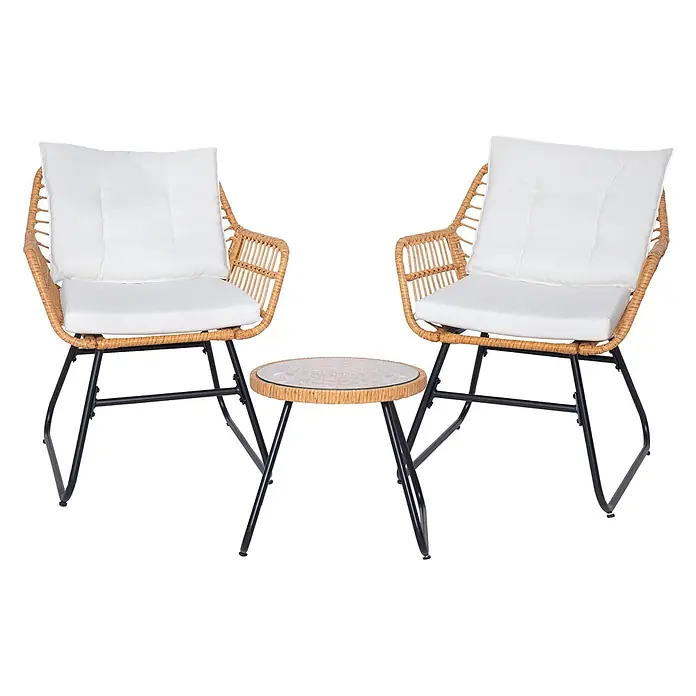 SVITA Balkonmöbel-Set AMALFI - 3 -tlg., Polyrattan, Polyester (180 g/m²) - Zwei Sessel aus Naturrattan mit weißen Kissen und ein runder Rattantisch mit Glasplatte auf schwarzen Metallgestellen.