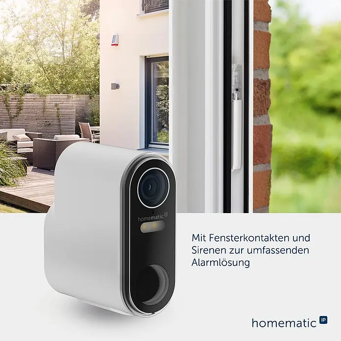 Homematic IP Außenkamera Akku Smart Home HmIP-COR - Weiß, Erfassungswinkel: 110 ° - Weiße Homematic IP Smart-Kamera im Außenbereich eines Hauses, als Teil einer umfassenden Alarmlösung mit Fensterkontakten.