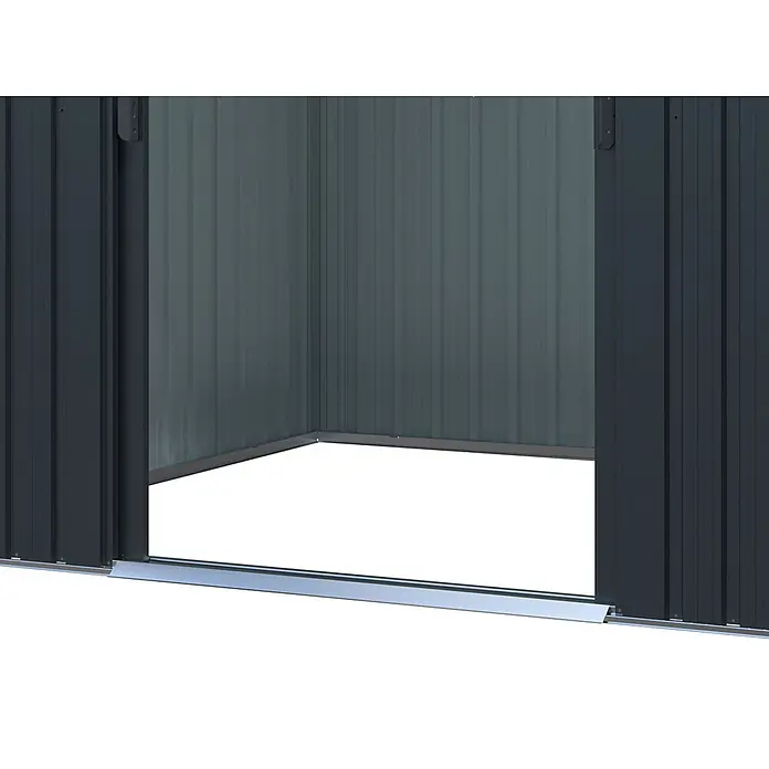 StarLine Metall Gerätehaus Lübeck 5,98 m² - Außenbreite inkl. Dachüberstand: 238,4 cm, Außentiefe inkl. Dachüberstand: 278,8 cm, Metall, Anthratit RAL 7016 - Eingang eines dunkelgrauen Wellblechschuppens mit silberner Schiebetürschwelle.