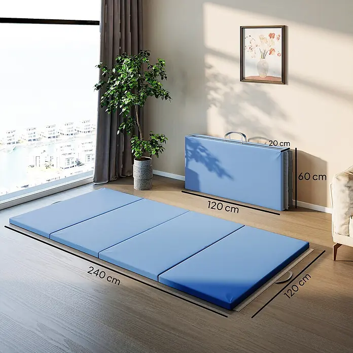 Homcom Universalmatte Gymnastikmatte - 240 x 120 cm, Hellblau, Kunststoff - Blaue Klappmatte, ausgeklappt (240x120 cm) auf Holzboden und zusammengeklappt (120x60x20 cm) aufrecht stehend, bereit zur Aufbewahrung.