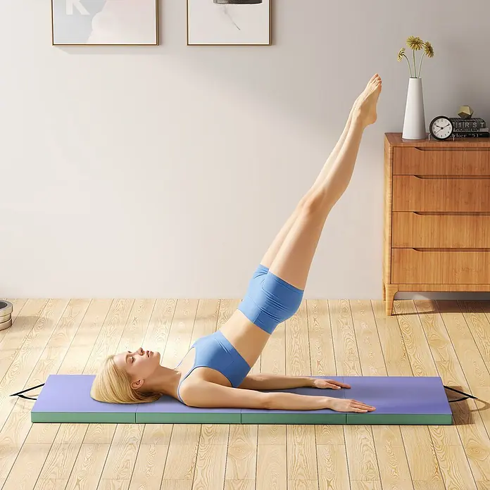 Sportnow Universalmatte Gymnastikmatte - Grün, Lila, Kunststoff - Zusammenklappbare Gymnastikmatte in Lila und Grün, von einer Person bei Beinheben verwendet.
