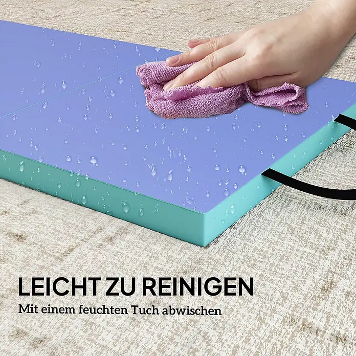Sportnow Universalmatte Gymnastikmatte - Grün, Lila, Kunststoff - Hand wischt lila-türkise Matte mit Wassertropfen ab, um die leichte Reinigung und Wasserfestigkeit zu zeigen.