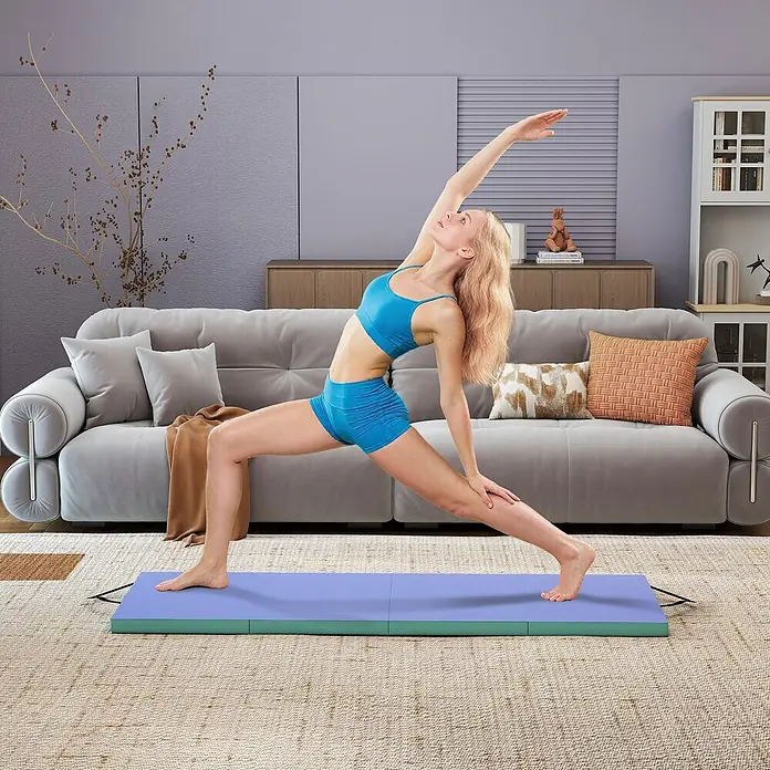 Sportnow Universalmatte Gymnastikmatte - Grün, Lila, Kunststoff - Eine Frau macht Yoga auf einer lila-grünen faltbaren Gymnastikmatte in einem Wohnzimmer.