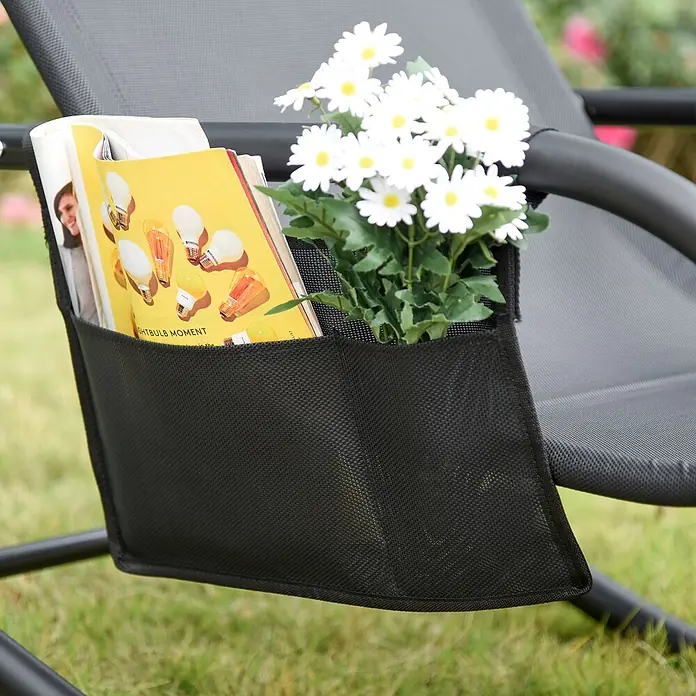 Outsunny Garten-Schaukelstuhl - 1 Stk., Metall, atmungsaktives Mesh, Schwarz - Schwarze Netz-Aufbewahrungstasche an einem Outdoor-Stuhl, mit Zeitschriften und Deko-Blumen.