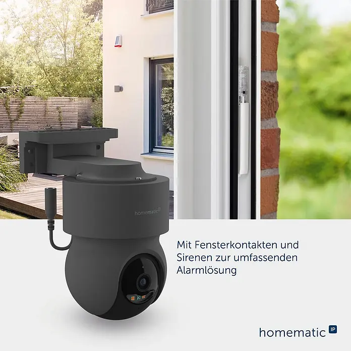 Homematic IP Außenkamera Smart Home HmIP-CO - Anthrazit - Dunkelgraue Homematic IP Überwachungskamera außen an Hauswand, daneben ein weißer Fensterkontakt, als umfassende Alarmlösung.