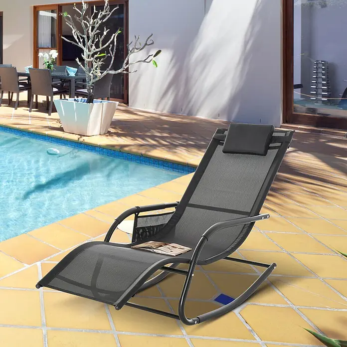 Outsunny Garten-Schaukelstuhl - 1 Stk., Metall, atmungsaktives Mesh, Schwarz - Dunkelgrauer Wipp-Liegestuhl aus Netzstoff mit Kopfstütze, auf einer Terrasse am Pool, der Entspannung im Freien suggeriert.