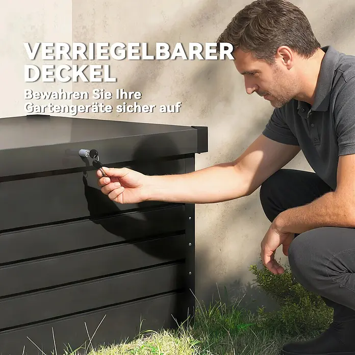 Outsunny Garten-Aufbewahrungsbox - Grau, Stahl - Mann verschließt eine schwarze, lamellenartige Outdoor-Aufbewahrungsbox mit einem Schlüssel.
