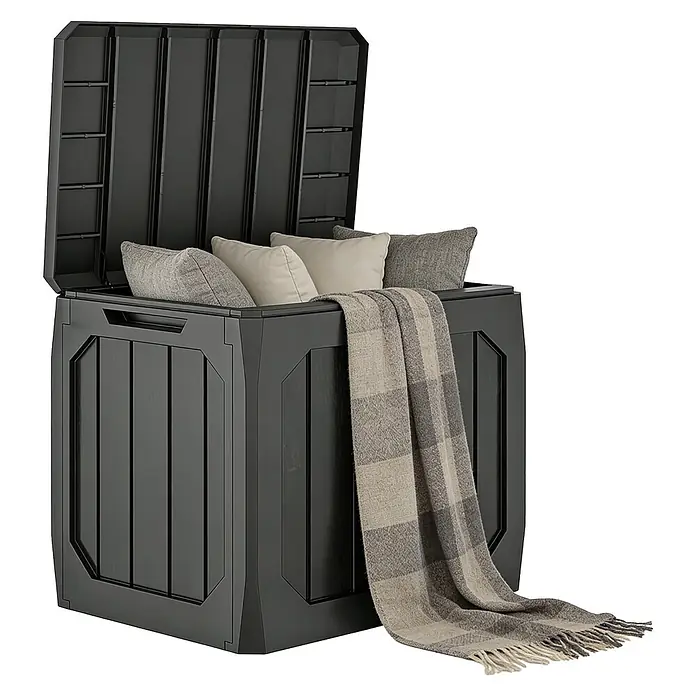 Outsunny Garten-Aufbewahrungsbox - Schwarz, Kunststoff - Dunkelgraue Outdoor-Aufbewahrungsbox mit geöffnetem Deckel, gefüllt mit Kissen und einer karierten Decke.