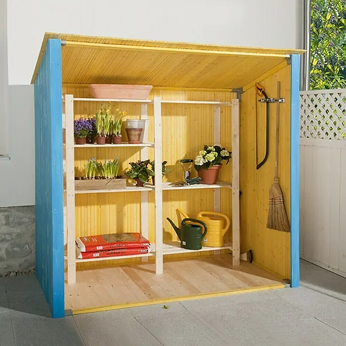 Suki Holzverbinder-Set - Stahl, 8 Stk. - Ein geräumiges Gartenregal aus Holz, gefüllt mit Pflanzen, Gießkannen und Gartengeräten, ideal für die Organisation im Freien.