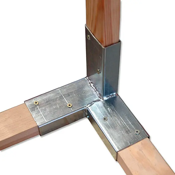 Suki Holzverbinder-Set - Stahl, 8 Stk. - Detailansicht einer Eckverbindung mit Metallbeschlägen, die Holzstützen sicher und stabil verbindet.