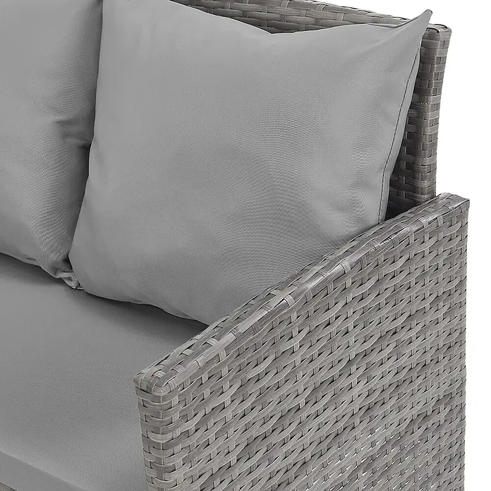 SVITA Loungemöbel-Set MADISON - 6 -tlg., Polyrattan, pulverbeschichteter Stahl, Variabel stellbar, Grau - Nahaufnahme eines grauen Rattan-Outdoor-Sofas mit passenden grauen Kissen.