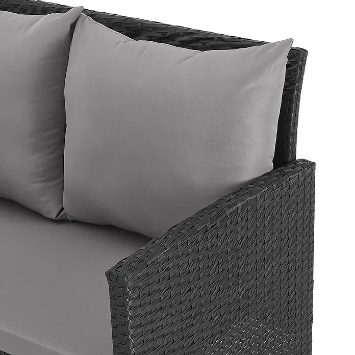 SVITA Loungemöbel-Set MADISON - 6 -tlg., Polyrattan, pulverbeschichteter Stahl, Variabel stellbar, Schwarz - Nahaufnahme eines dunkelgrauen Outdoor-Sofas aus Rattan mit hellgrauen Rücken- und Sitzkissen.