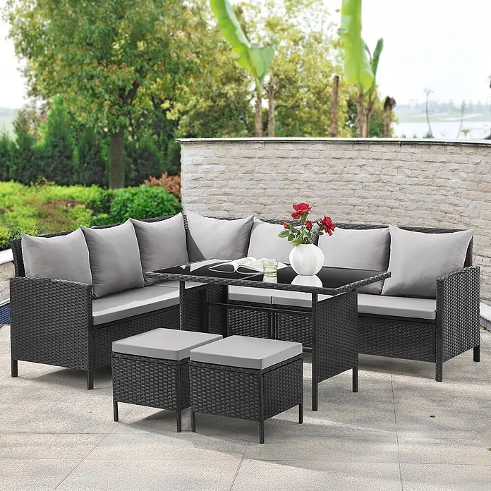 SVITA Loungemöbel-Set MADISON - 6 -tlg., Polyrattan, pulverbeschichteter Stahl, Variabel stellbar, Schwarz - Schwarzes Rattan-Loungeset mit grauen Kissen, Glastisch und zwei Hockern auf einer Terrasse.