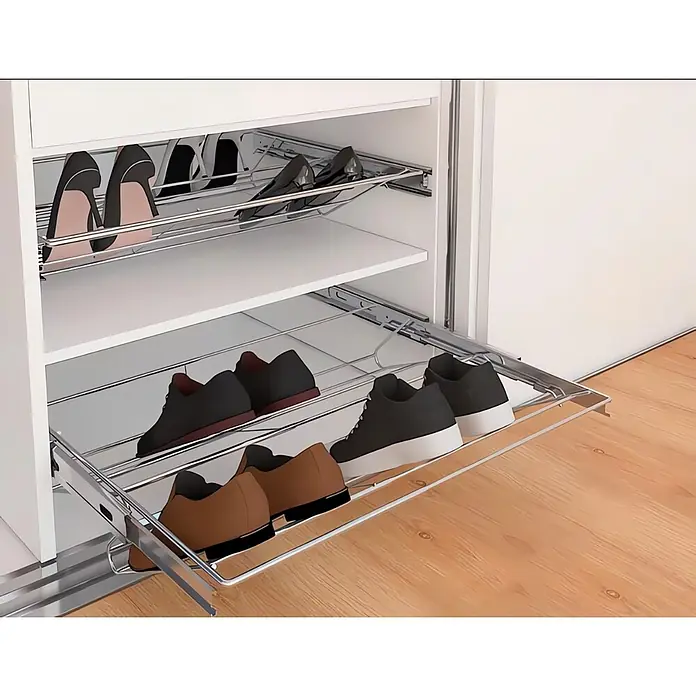 M.Pascual Zapatero extraíble - Ajuste de la anchura: 600 mm - 1.000 mm, Cromo - Zapateros extraíbles de cromo en un armario blanco, organizando varios zapatos. Una bandeja está extendida.