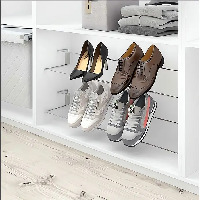 M.Pascual Zapatero - Ajuste de la anchura: 450 mm - 600 mm, Cromado, Extensible - Interior de armario blanco con varios pares de zapatos ordenadamente guardados en elegantes zapateros extraíbles cromados.