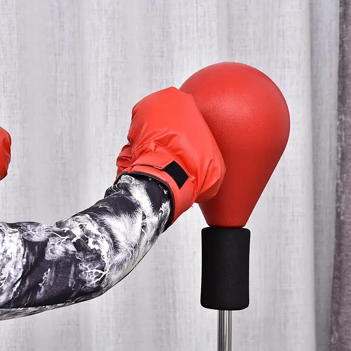 Homcom Boxsack - Ø x L: 48 x 48 cm, Schwarz, Rot - Arm in gemusterter Hülle und rotem Boxhandschuh schlägt einen roten Speed Bag am Ständer.