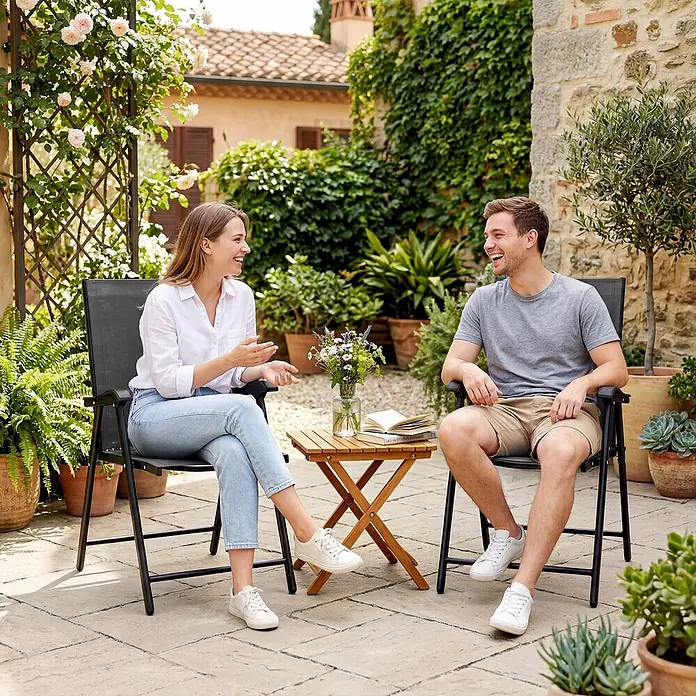 Outsunny Gartenstuhl-Set - 2 Stk., Stahl, Texteline, Klappbar, Schwarz - Zwei schwarze Outdoor-Stühle mit Netzsitzen und ein kleiner klappbarer Holztisch.