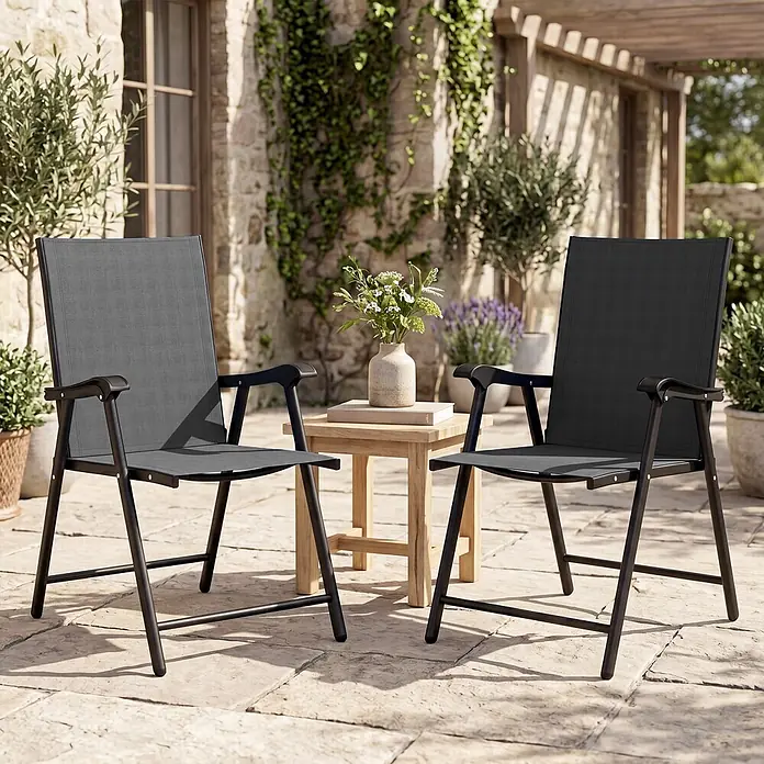 Outsunny Gartenstuhl-Set - 2 Stk., Stahl, Texteline, Klappbar, Schwarz - Zwei dunkelgraue Klappstühle aus Stoff und Metall stehen im Freien neben einem kleinen Holztisch.