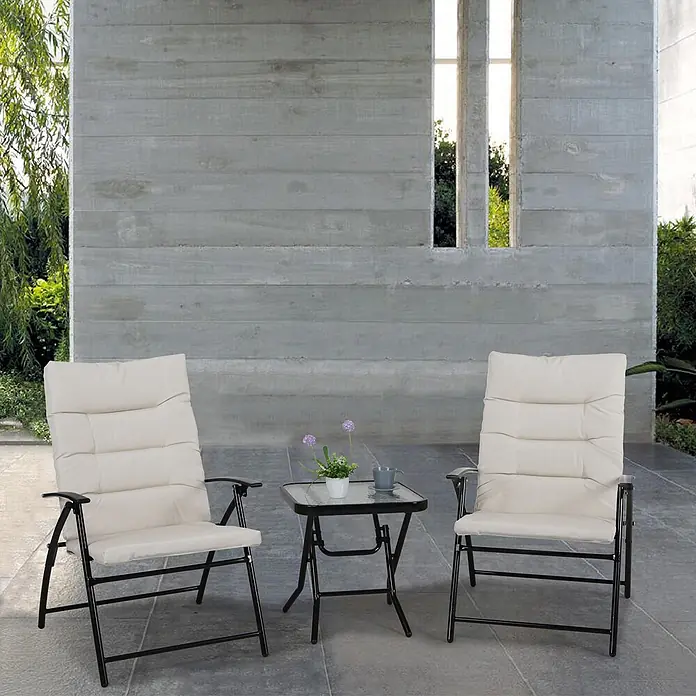 SVITA Balkonmöbel-Set VENTURA - 3 -tlg., Polyester (140g/m²), 5mm Glas, Klappbar, Beige, Schwarz - Zwei schwarze Gartenstühle mit cremefarbenen Polstern und einem schwarzen Glastisch auf einer Terrasse.