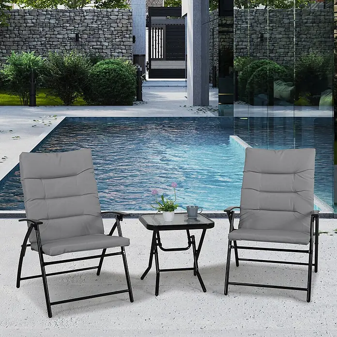 SVITA Gartenstuhl-Set VENTURA - 3 Stk., Metall, Polyester (140g/m²), Glas (5mm), Klappbar, Grau, B x T x H: 165 x 66 x 91 cm - Zwei graue gepolsterte Gartenstühle mit schwarzen Gestellen und ein schwarzer Glastisch, draußen am Pool platziert.