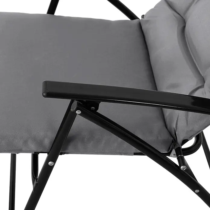 SVITA Gartenstuhl-Set VENTURA - 3 Stk., Metall, Polyester (140g/m²), Glas (5mm), Klappbar, Grau, B x T x H: 165 x 66 x 91 cm - Nahaufnahme eines grauen Klappstuhls mit schwarzem Metallgestell, zeigt Armlehne und Sitzdetails.