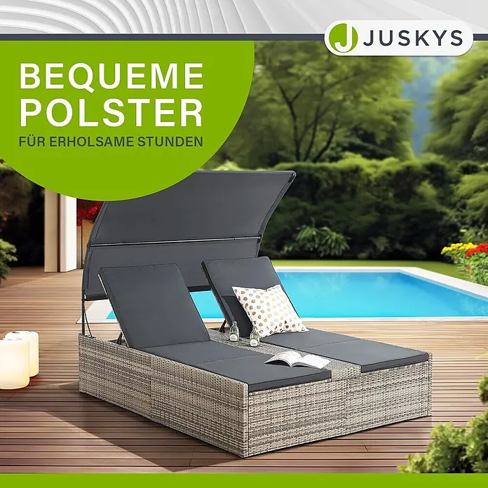 Juskys Doppelliege Syros - Metall, grau - Outdoor Rattan-Doppel-Sonnenliege mit dunkelgrauen Polstern und verstellbarem Dach am Pool auf Holzterrasse.