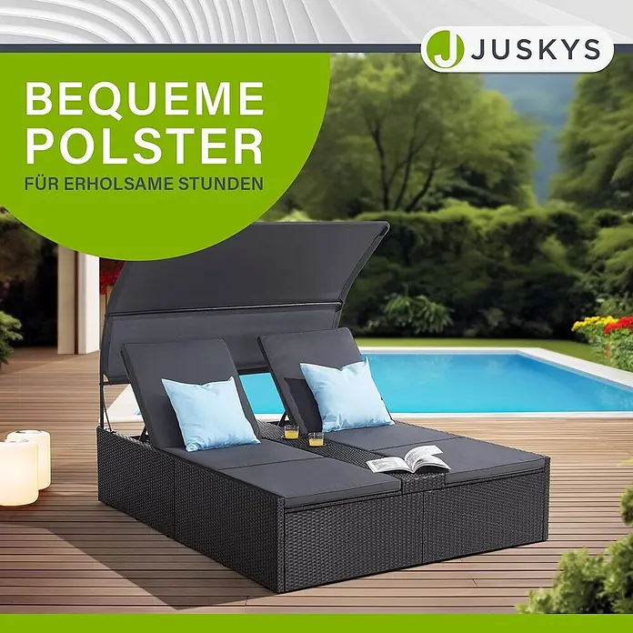 Juskys Doppelliege Syros - Metall, schwarz - Dunkelgraue Rattan-Doppel-Sonnenliege mit grauen Polstern, hellblauen Kissen und verstellbarem Sonnendach, am Pool auf einer Holzterrasse.