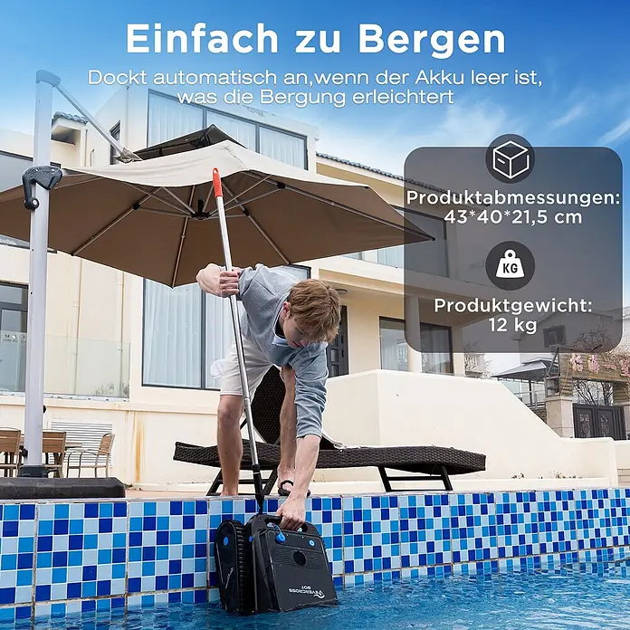 EVERCROSS BOT Poolroboter - Akkubetrieben, Passend für: Rechteckige Schwimmbecken bis 200 m² (keine runden/ovalen Becken), Filterleistung: 18.000 l/h - Eine Person holt einen schwarzen Roboter-Poolreiniger mit einer Stange aus einem blau gefliesten Schwimmbecken.