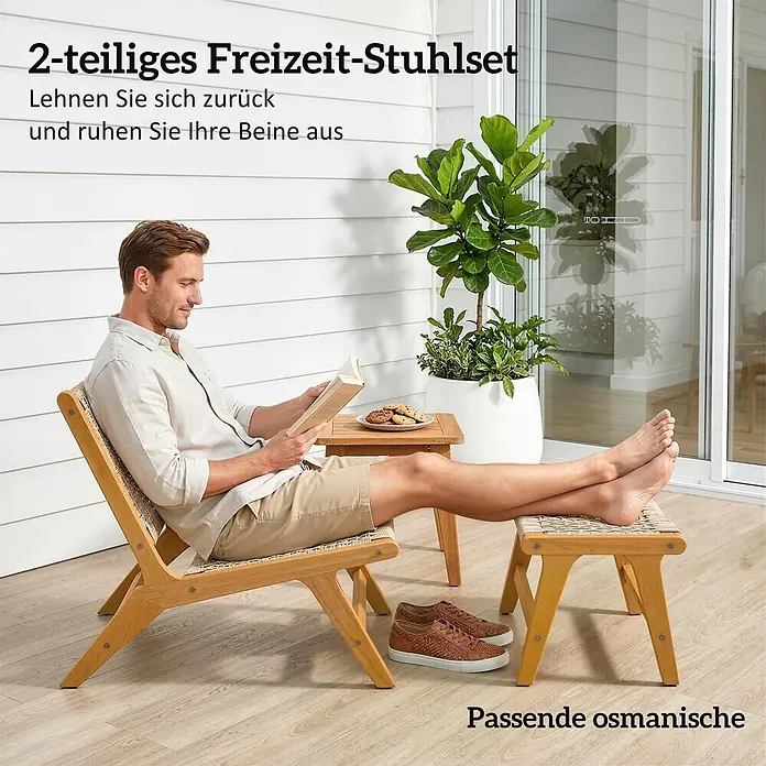 Outsunny Garten-Loungesessel - 1 Stk., Akazienholz, PP-Rattan, Beige, Holz - Ein Mann entspannt sich in einem hölzernen Freizeitstuhl mit geflochtener Sitzfläche, seine Füße ruhen auf einem passenden Hocker, während er liest.