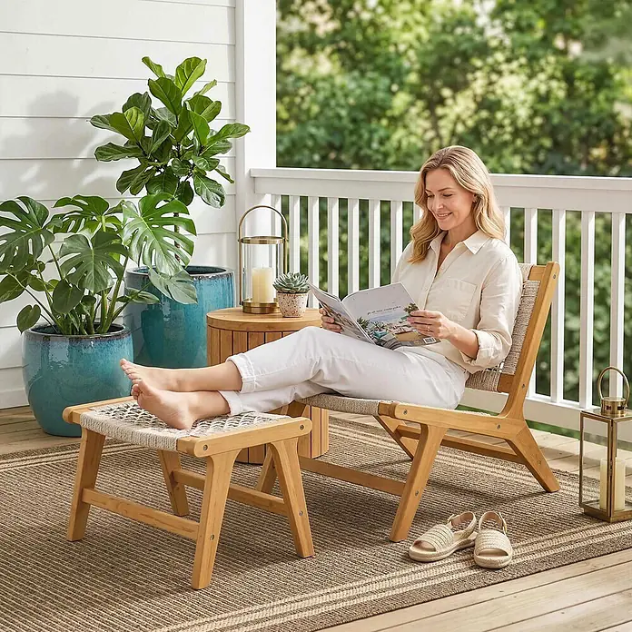 Outsunny Garten-Loungesessel - 1 Stk., Akazienholz, PP-Rattan, Beige, Holz - Helle Outdoor-Loungeliege und passender Hocker aus Holz mit geflochtenen Sitzen auf einer Terrasse zum Entspannen.