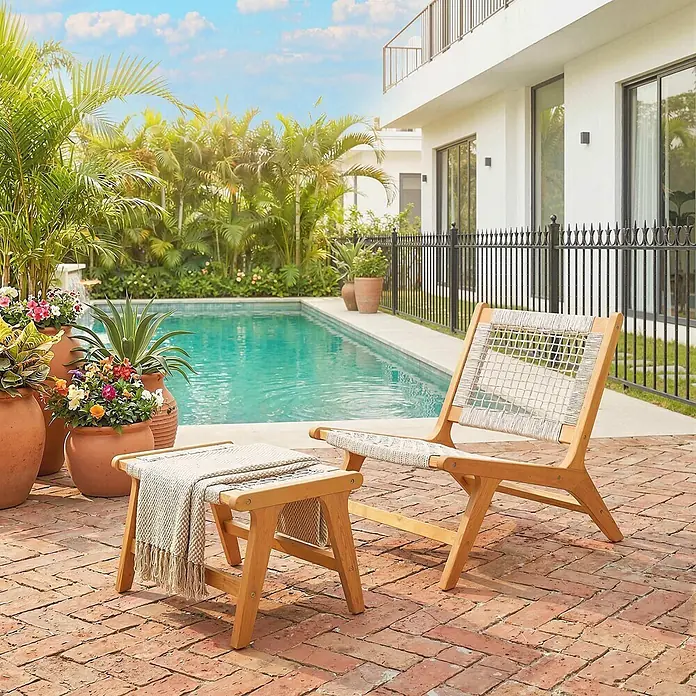 Outsunny Garten-Loungesessel - 1 Stk., Akazienholz, PP-Rattan, Beige, Holz - Hölzerner Outdoor-Loungesessel und Ottoman mit gewebter Sitzfläche am Pool.